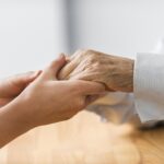 Como ajudar uma pessoa idosa?