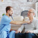 Enfermeiro para cuidar de idoso: Por que contratar? Conheça alternativas