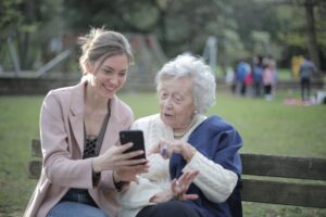 como escolher um celular para idosos