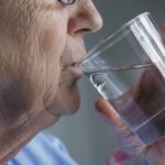 Como manter um idoso hidratado?